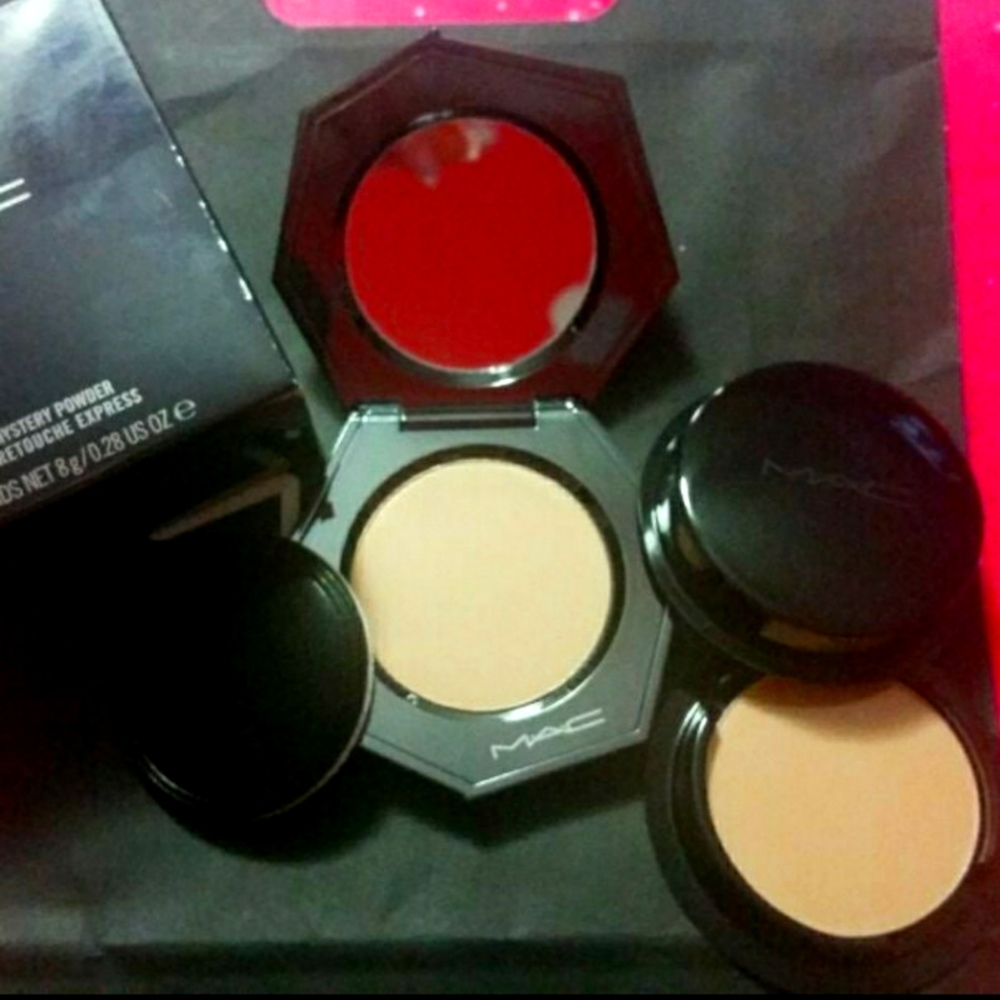 MAC Sheer Mystery Powder in Medium Plus.